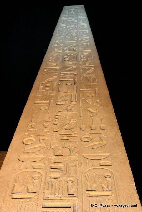 Rosa obelisco di granito, obelisco gemello adorna la Place de la Concorde, Tempio di Luxor - Egitto