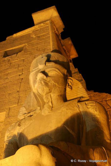Prospettiva sulla statua in granito nero di re Merneptah, figlio di Ramses II, Tempio di Luxor - Egitto