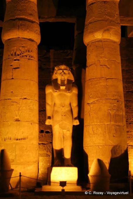 Tempio di Luxor, Ramesse II Colosso nel cortile - Egitto