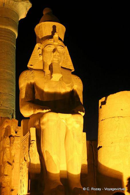 Statua colossale di Ramsete II seduto su un trono, Luxor - Egitto