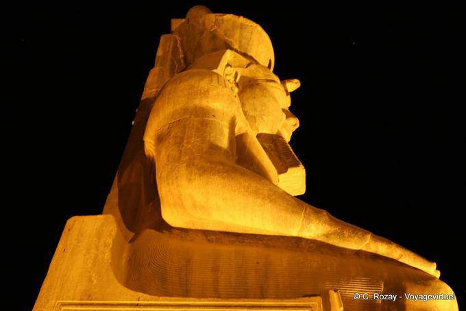 Ai piedi di Ramesse II colosso seduta, vista serale, Tempio di Luxor - Egitto