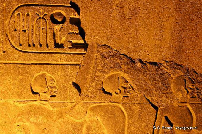 Bassorilievo raffigurante i prigionieri del faraone, Tempio di Luxor - Egitto
