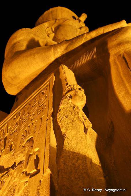 Ramses II e Nefertari siedono la gamba, Tempio di Luxor - Egitto