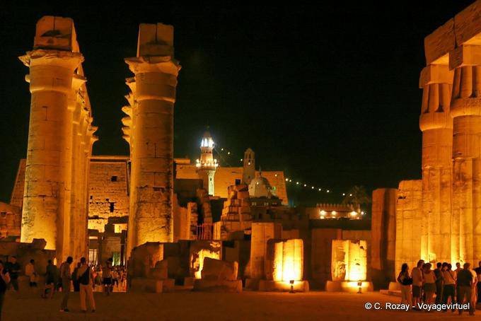 Nel cortile di Ramses, Tempio di Luxor - Egitto