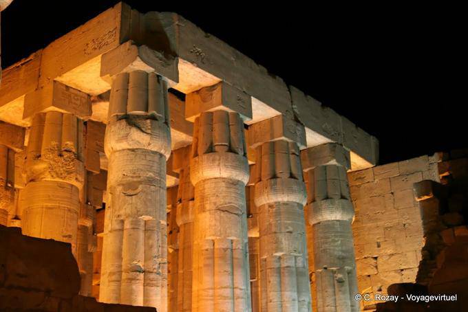Colonne nella Corte di Amenhotep III, Tempio di Luxor - Egitto