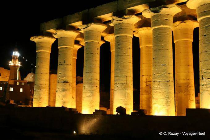 Colonnato di Amenhotep e la moschea illuminata, Tempio di Luxor - Egitto
