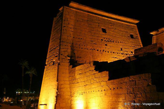 Dietro il primo pilone, Tempio di Luxor - Egitto