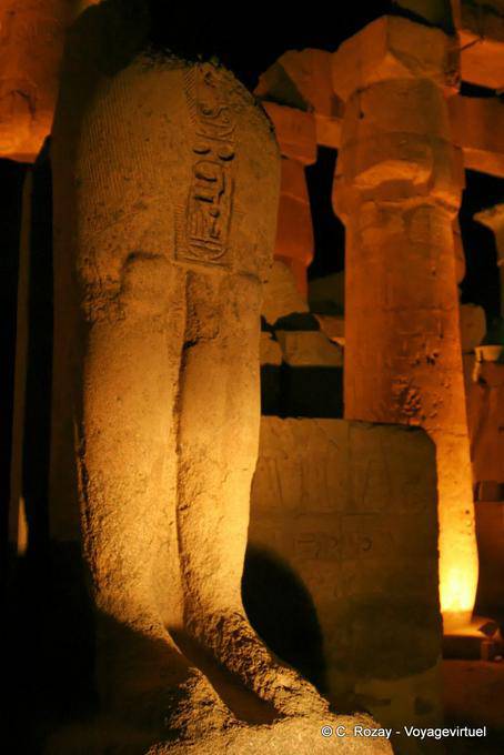 Giù statua troncato, Tempio di Luxor - Egitto