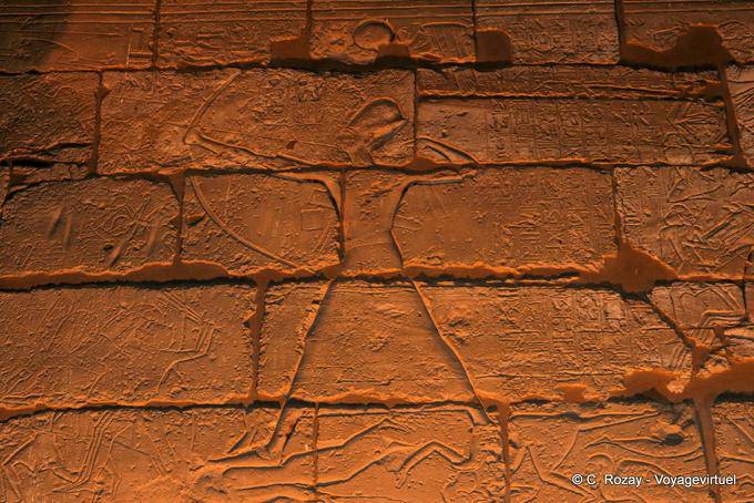 Faraone con un inchino, rilievo della battaglia di Kadesh, Tempio di Luxor - Egitto