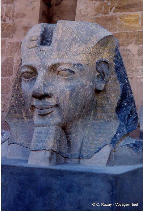 Ramses II testa a terra davanti al primo pilone, Tempio di Luxor - Egitto