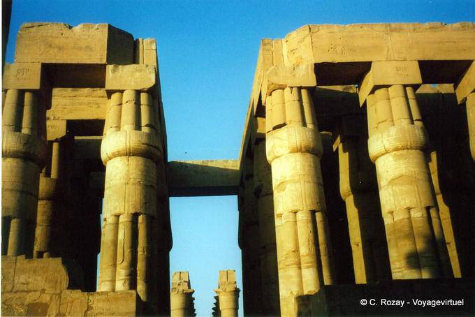 Colonne Capitals papiro chiuso vicino al cortile solare di Amenhotep III, Luxor - Egitto