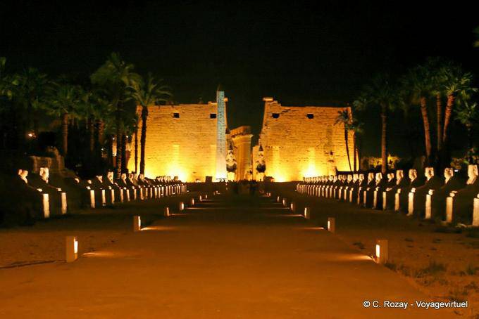Notte panorama del dromos e il pilone di Ramses II, Luxor - Egitto