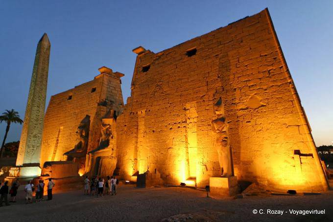 Il pilone di Ramses II, e staues obelisco colossale illuminazione vista serale, Luxor - Egitto