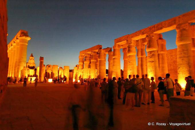 Turismo nella Great Court di Ramesse II, Tempio di Luxor - Egitto