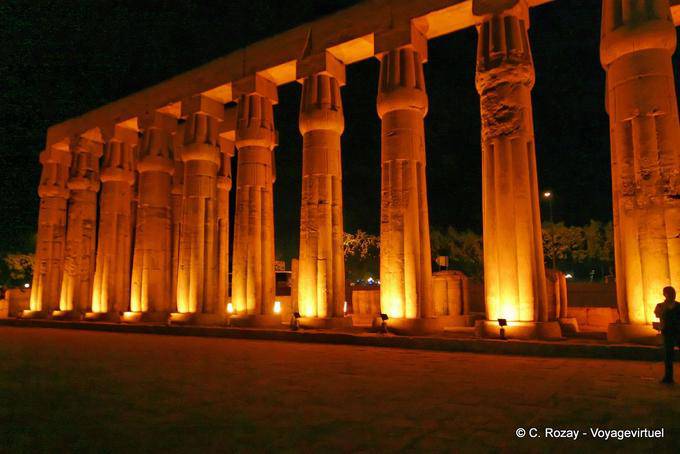 Colonne Papyrus e fibroso scanalata, Corte di Amenhotep III, Tempio di Luxor - Egitto