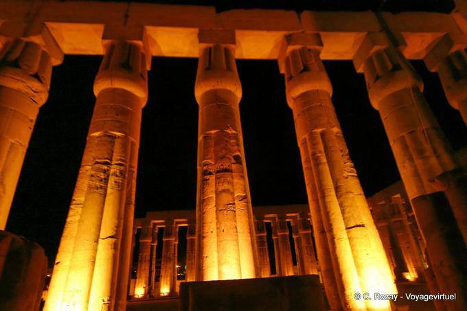 Tempio di Luxor, colonne di papiro nella notte - Egitto