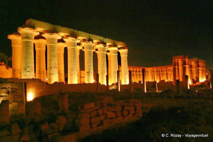 Il Tempio di Luxor illuminato per esterni e la notte - Egitto
