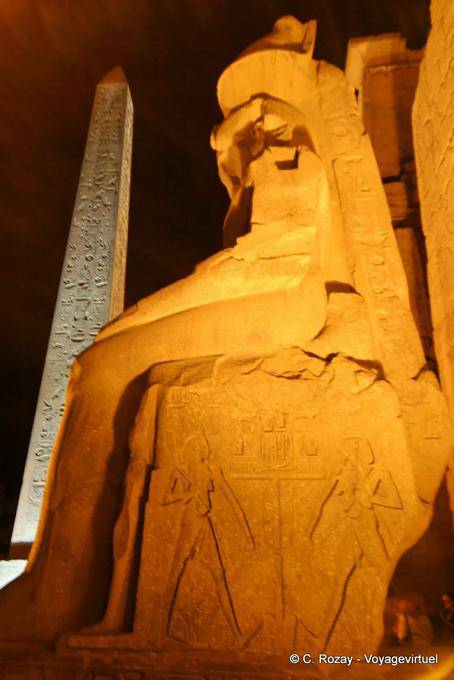Nodo Nile dèi Dye sematawi, base della statua, Tempio di Luxor - Egitto
