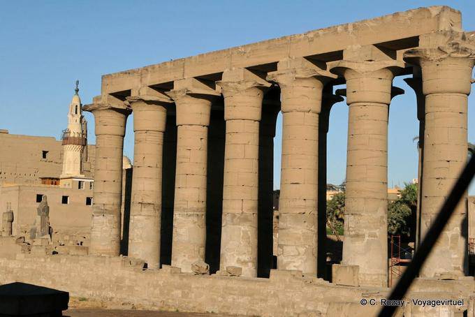 Galleria Colonnato di Amenhotep III e minareto sullo sfondo, tempio di Luxor - Egitto
