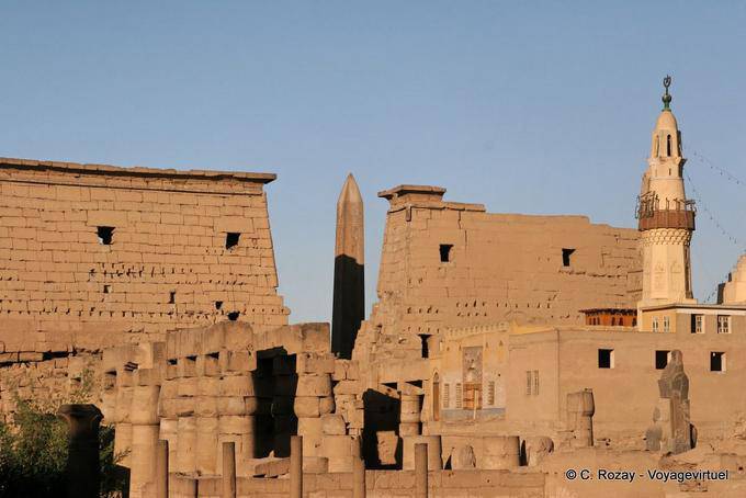 Giorno di vista la parte posteriore del primo pilone, Tempio di Luxor - Egitto