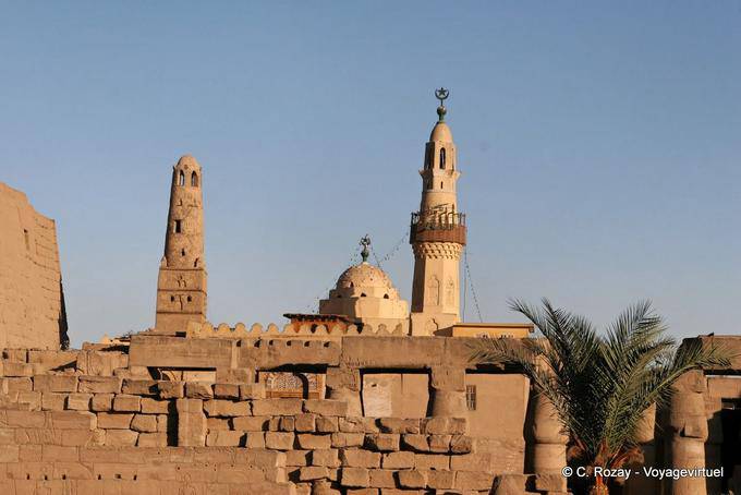 Moschea Abu el-Haggag con il suo minareto Fatimid Tempio di Luxor - Egitto