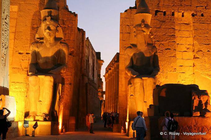 Ramesse II Colossus proteggere l'ingresso del sito, Tempio di Luxor - Egitto