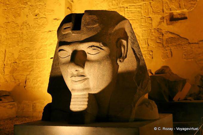 Illuminazione sul busto di Ramses II, Tempio di Luxor - Egitto