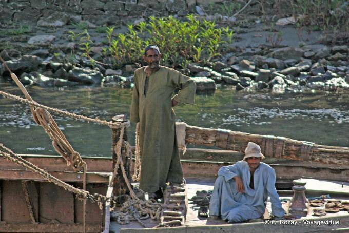 Nile fellahin su una nave di passaggio - Egitto