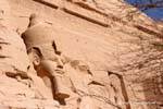 Testa Ramses con barba finta e la corona doppia (Pschent), Abu Simbel, Egitto.