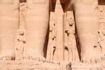 Isis Nofret Bent Anat, Mut-Tuya ai piedi di Ramses, Abu Simbel, Egitto.