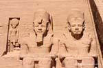 I due colossi di Ramses destra sole, Re (Ra), il grande tempio, Abu Simbel, Egitto.