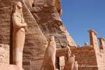 Sculture di falchi e faraoni, il monumento, Abu Simbel, Egitto.