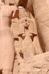 Nefertari, moglie di Ramses ingresso principale del Tempio di Re-Harakhte, Abu Simbel, Egitto.