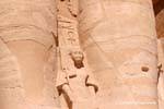 Principe Ramses (figlio di Iside Nofret) tra le gambe del faraone, Abu Simbel, Egitto.