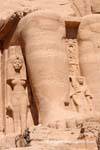 Nefertari e Principe Ramses il piede del diritto del colosso ingresso Abu Simbel, Egitto.