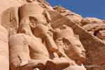 Faraone Ramses II seduto su un trono, Abu Simbel, Egitto.