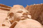 Close-up di un colossali statue di Ramses II, Abu Simbel, Egitto.