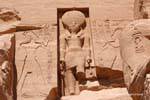 OUser Maat Ra, nicchia con l'immagine di Ramses Sun, Abu Simbel, Egitto.