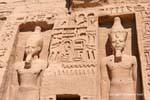 Geroglifici e statue di Ramses II, facciata del Tempio della regina Nefertari, Abu Simbel, Egitto.