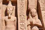 Nefertari tiene contro il suo petto Hathor SPEOS sistro Regina, Abu Simbel, Egitto.