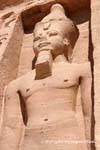 Testa e il busto di una statua di Ramses, un piccolo tempio di Hathor, Abu Simbel, Egitto.