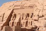 Fuori dalla top 38 nel santuario 33m di larghezza, e 20 metri di altezza statue che rappresentano il faraone Ramses II, Abu Simbel, Egitto.
