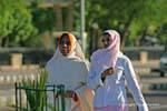 Giovani donne in una strada Aswan, Egitto.