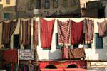 Tappeti appesi nel bazar, Aswan, Egitto.