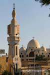 Il minareto della moschea prima che le cupole della Chiesa di San Giorgio, Aswan, Egitto.