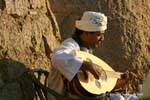 Musicista di suonare la 3ood, liuto orientale prima della Old Cataract Aswan, Egitto.