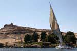 Una barca a vela sotto il Qoubbet el-Hawa, Aswan, Egitto.