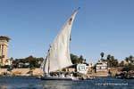 Vela Feluca passato Elephantine Island in Aswan, Egitto.