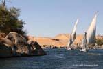 Feluccas, rocce, deserto del Nilo, Aswan, Egitto.