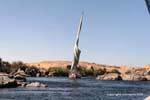 Cambiare minimo una feluca tra le rocce sporgenti, Aswan, Egitto.